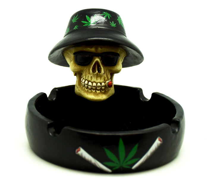 IAC 003032 SKULL WITH WEED HAT ASHTRAY